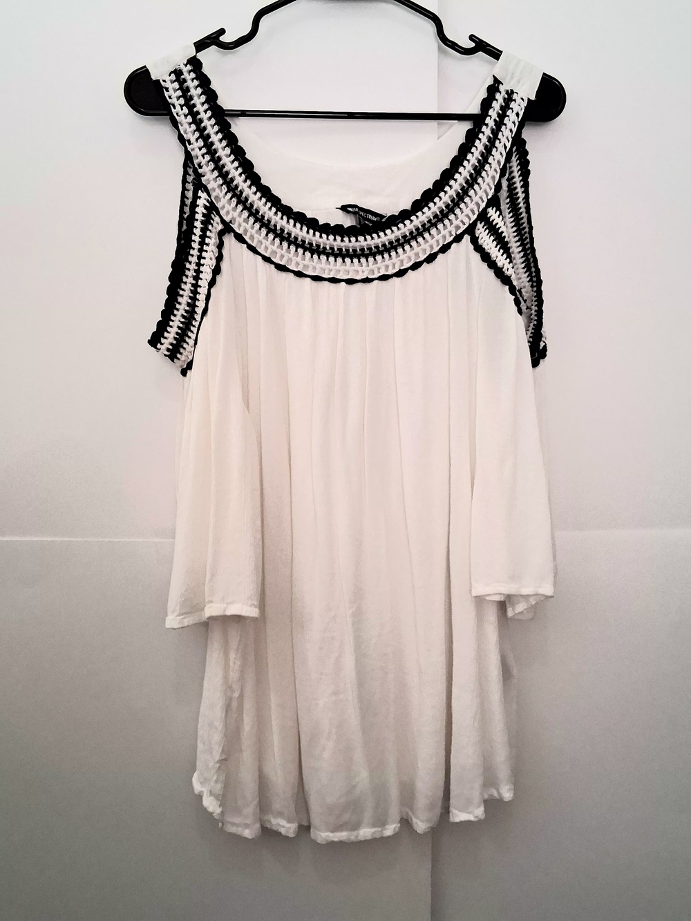 UNIQUE SPECTRUM White Cold-Shoulder Tunic with Black Crochet Trim Size 2X